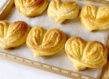 大人小孩都愛吃的軟綿拉絲椰蓉面包,心形造型,簡單易做